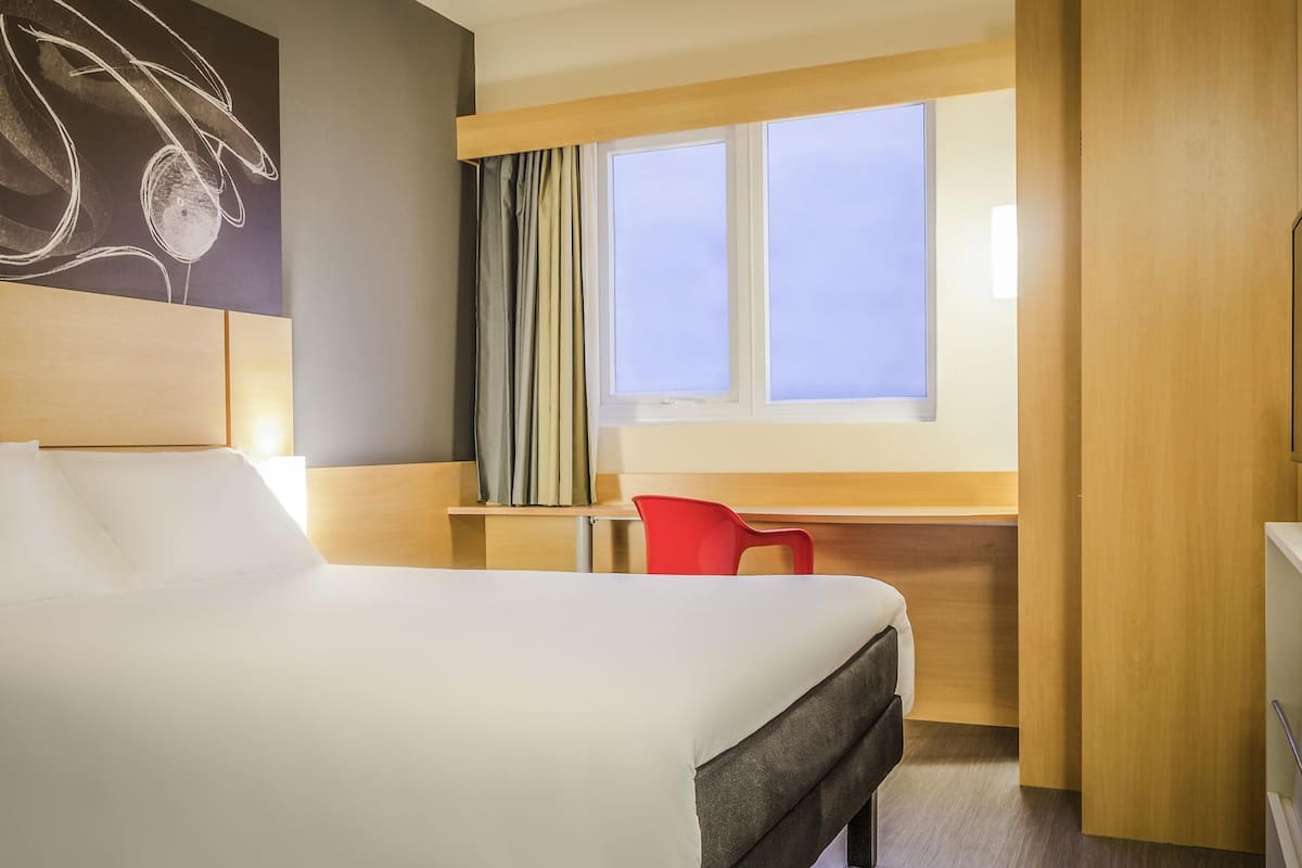 Minibar, värdeförvaringsskåp på rummet och skrivbord