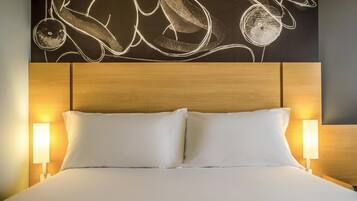 Frigobar, cofres nos quartos, escrivaninha, cortinas blackout