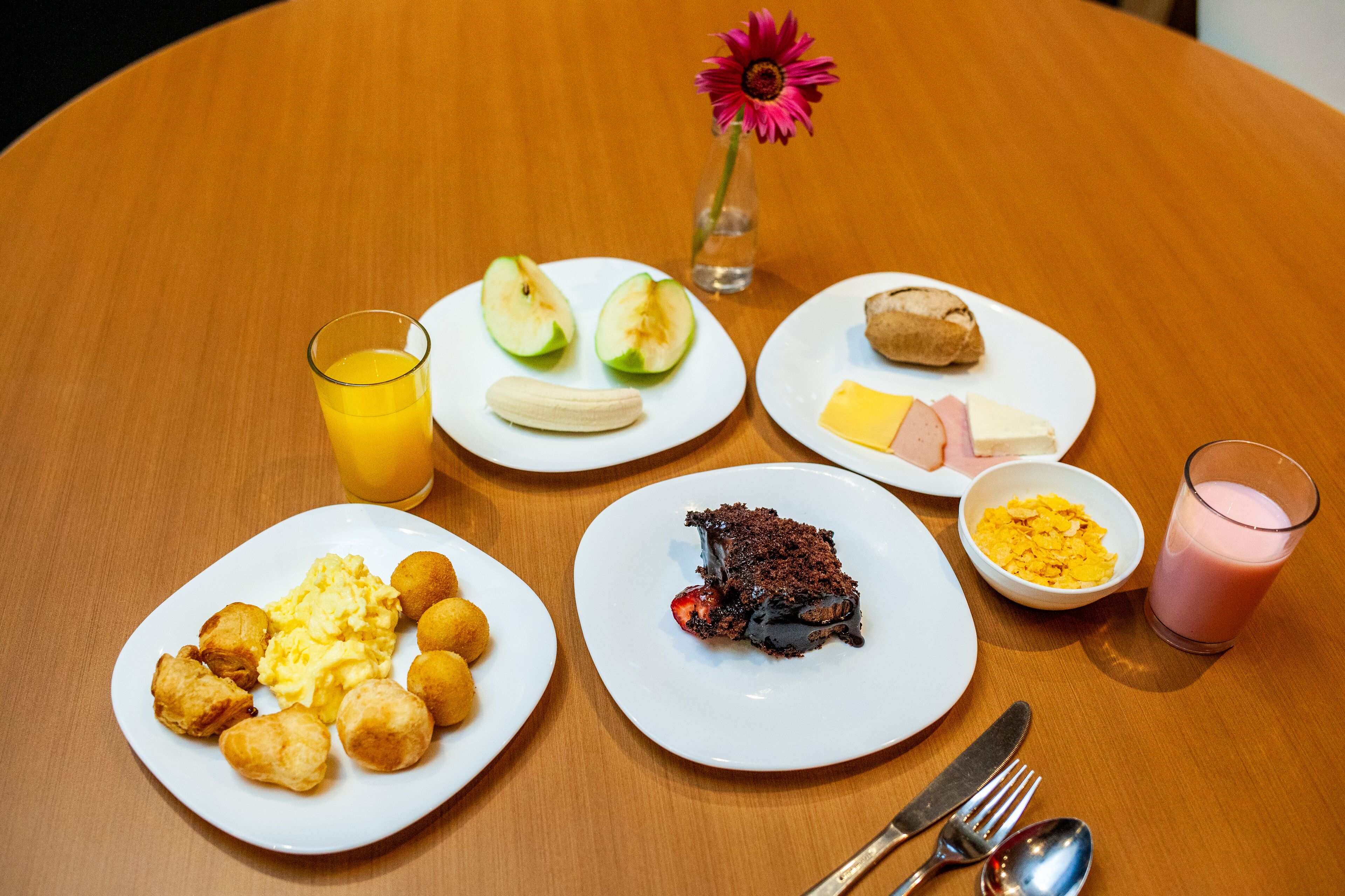 Daily buffet breakfast (BRL 53.00 per person)