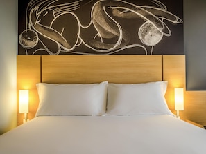 Minibaari, tallelokero huoneessa, työpöytä, pimennysverhot