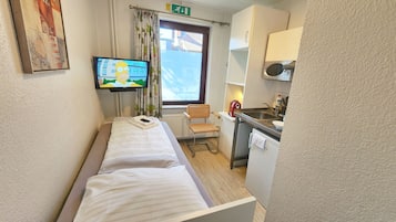 Apartamento econômico | Roupas de cama premium, camas Select Comfort, cortinas blackout