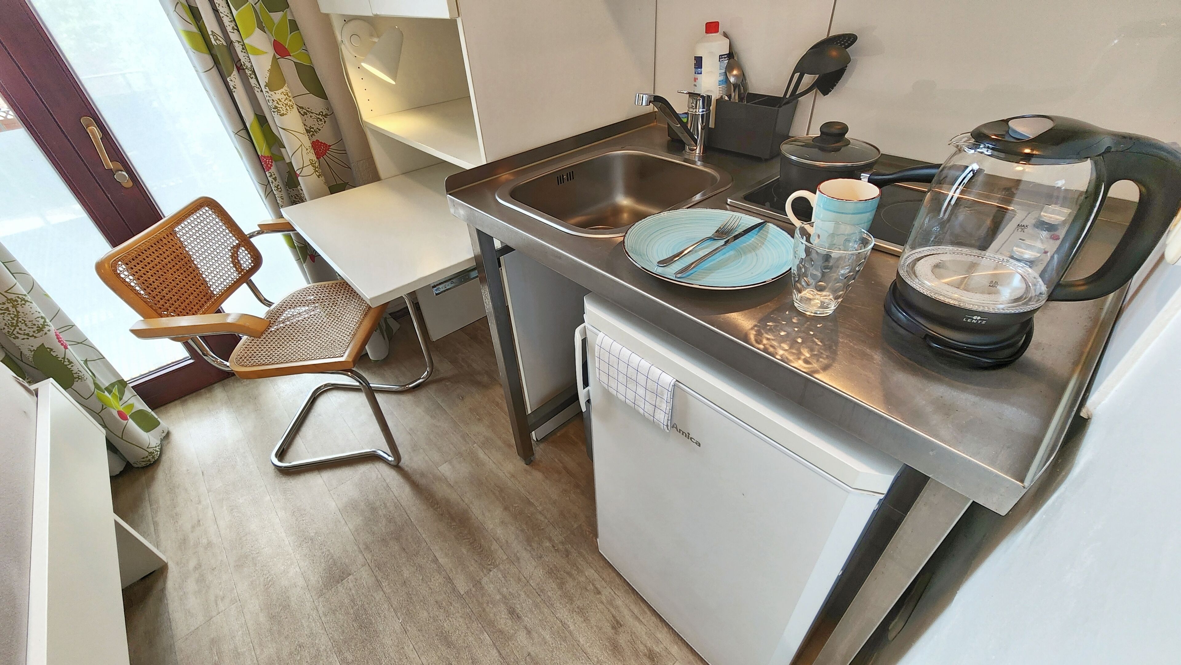 Departamento económico | Cocina privada | Refrigerador, microondas, cafetera y tetera y tetera eléctrica 