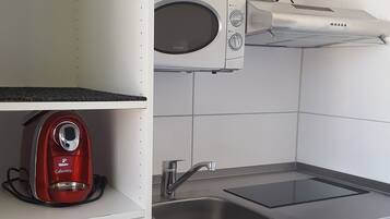 kleines Einzelapartment | Eigene Kochnische | KĂŒhlschrank, Mikrowelle, Wasserkocher mit Kaffee-/Teezubehör