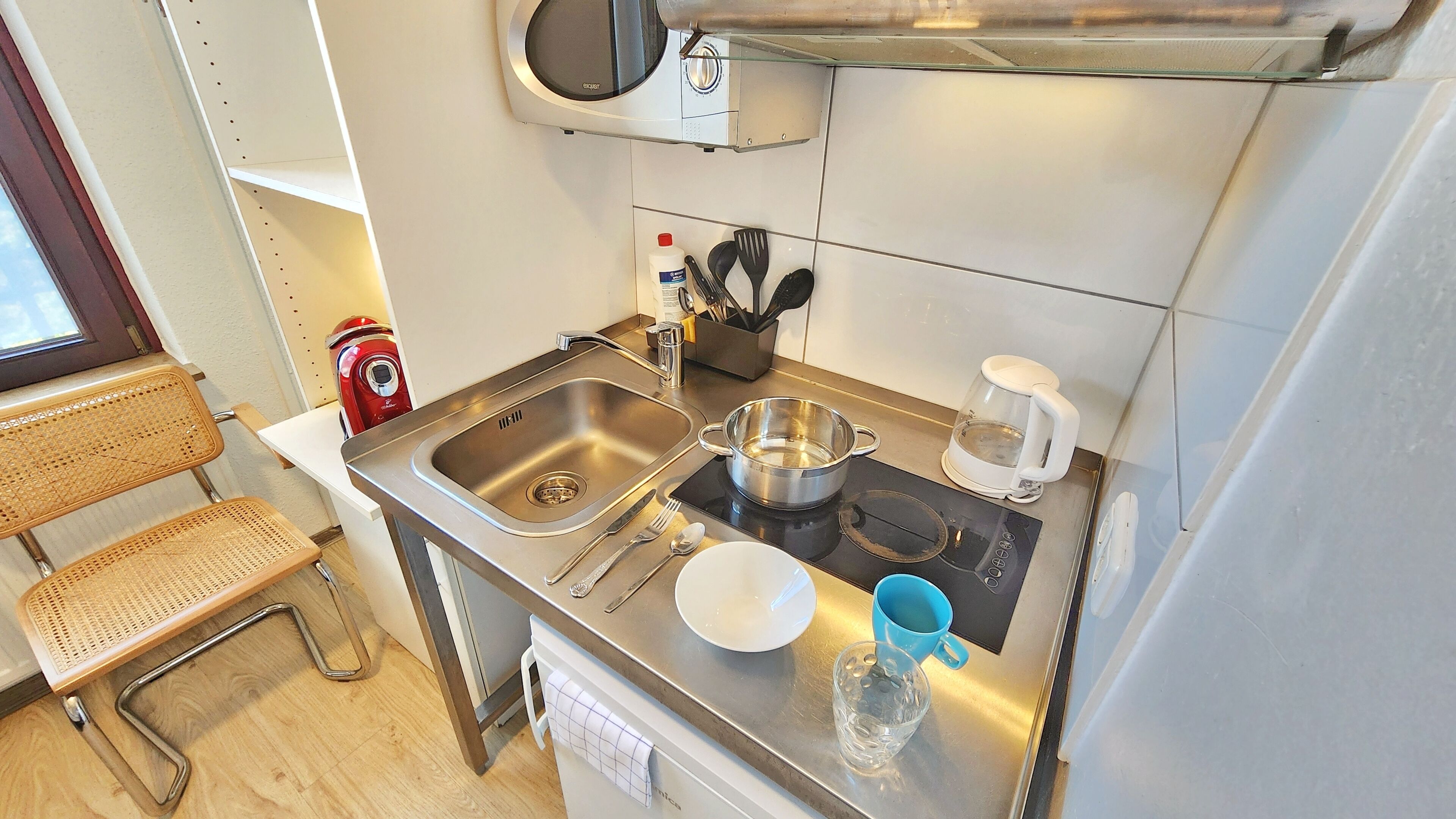 Departamento económico | Cocina privada | Refrigerador, microondas, cafetera y tetera y tetera eléctrica 