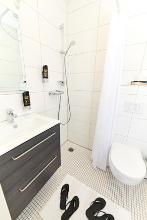Dusj, kildevannsbadekar, regndusjhode og designertoalettartikler