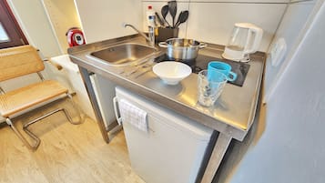 Departamento económico | Cocina privada | Refrigerador, microondas, cafetera y tetera y tetera eléctrica