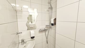 Apartamento econômico | Banheiro | Chuveiro, banheiras de fontes termais, chuveiro com efeito de chuva