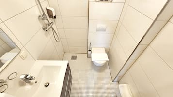 Huoneisto | Kylpyhuone | Suihku, lÀhdevesiallas, sadesuihkupÀÀ, designer-hygieniatuotteet