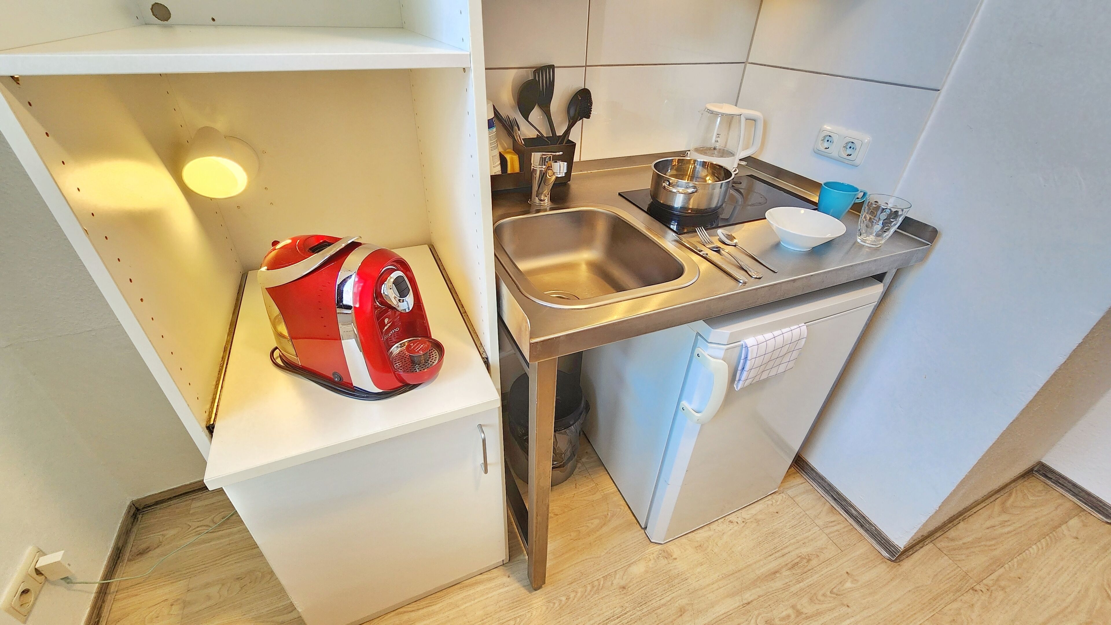 Departamento económico | Cocina privada | Refrigerador, microondas, cafetera y tetera y tetera eléctrica 