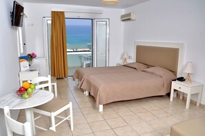 Chambre Triple, vue mer | Coffres-forts dans les chambres, bureau, chambres insonorisées