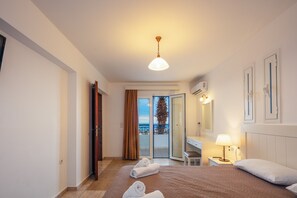 Habitación familiar, vistas al jardín | Caja fuerte, escritorio, sistema de insonorización