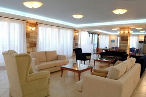 Coin salon dans le hall