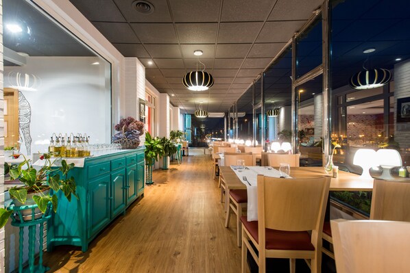 朝食 (コンチネンタル ブレックファスト)、毎日提供 (有料)