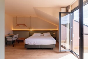 高级三人房 | 特色家居、办公桌、遮光窗帘、熨斗/熨板