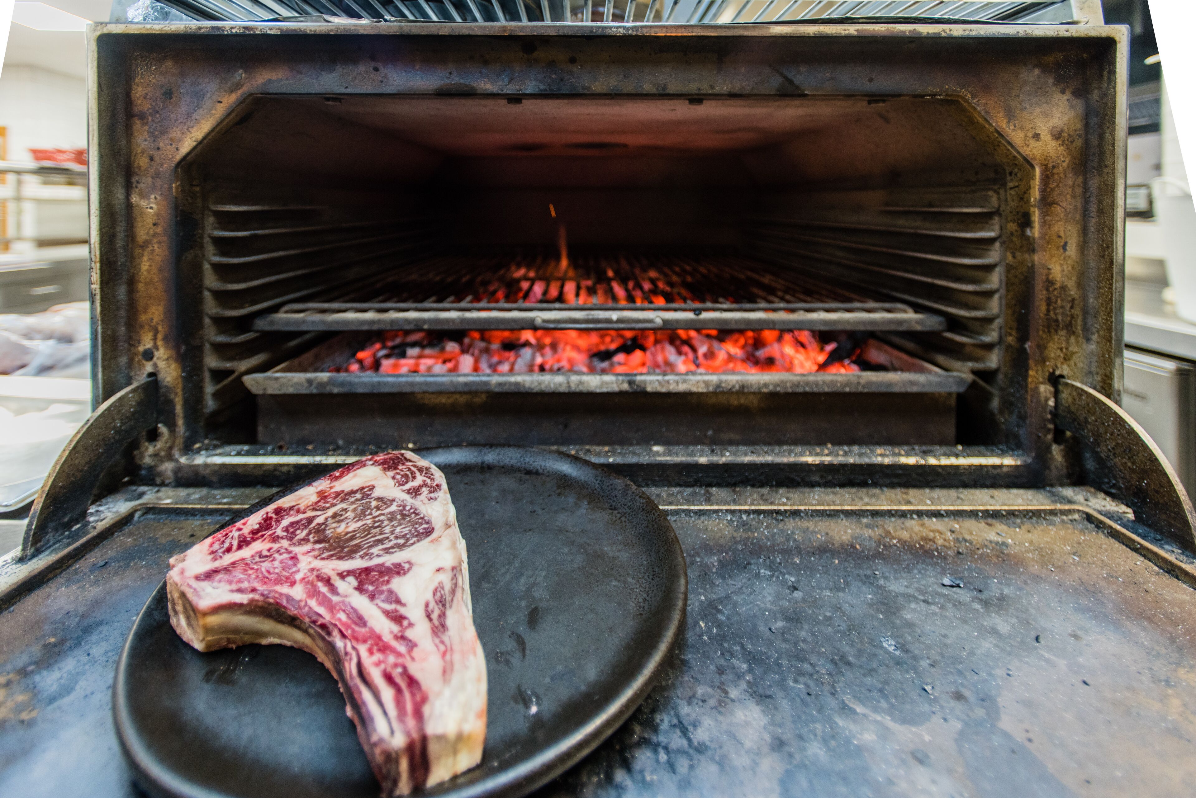Una parrilla abierta con un bistec sobre un plato.