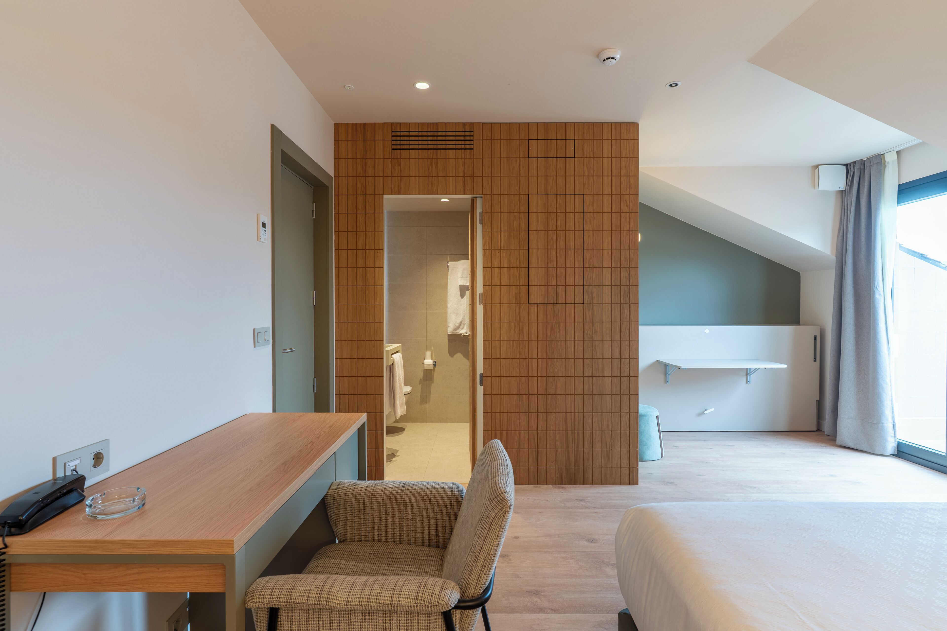 Habitación triple superior | Zona de estar | Televisión LCD de 22 pulgadas con canales digitales, una televisión