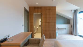 Habitación triple superior | Área de sala de estar | Televisión LCD de 22 pulgadas con canales digitales y televisión