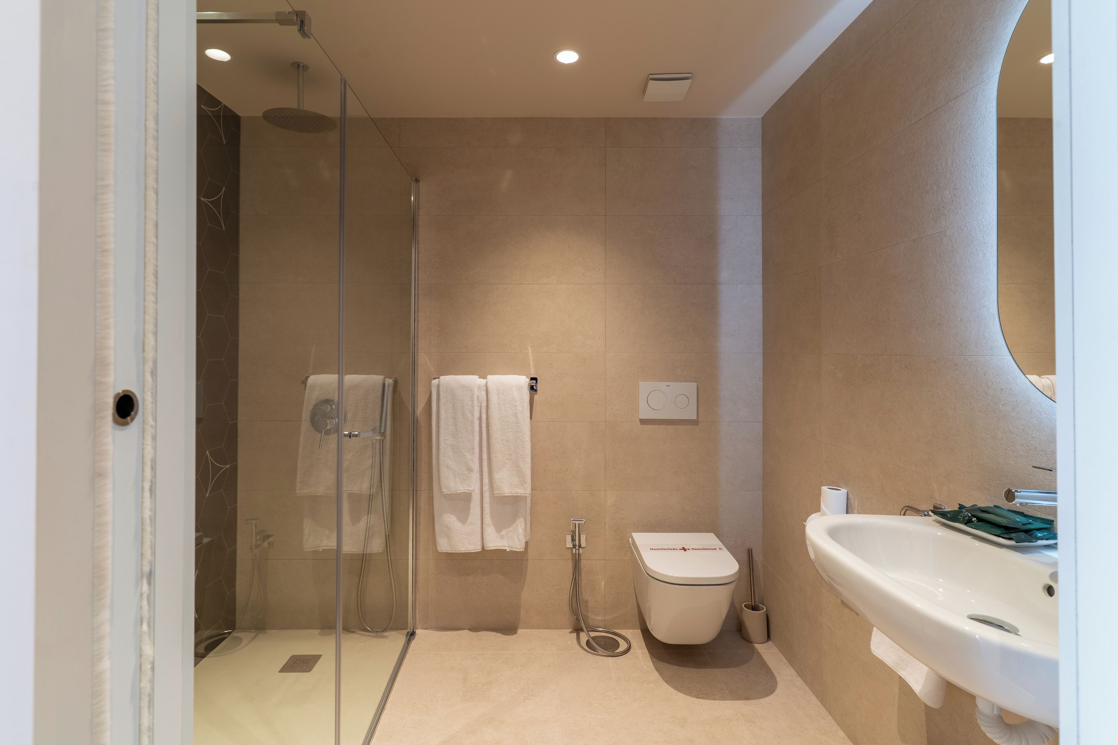 Artículos de higiene personal gratuitos, secador de pelo y toallas