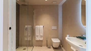 Đồ dùng nhà tắm miễn phí, máy sấy tóc, khăn tắm