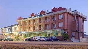 Un hôtel à plusieurs étages, reconnaissable à son enseigne bien visible où l’on peut lire « HÔTEL LOS PASIEGOS ».