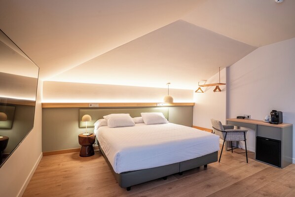 Superior trippelrum | Unika möbler, skrivbord, mörkläggningsgardiner och strykjärn/strykbräda