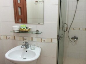 Shower, free toiletries, towels