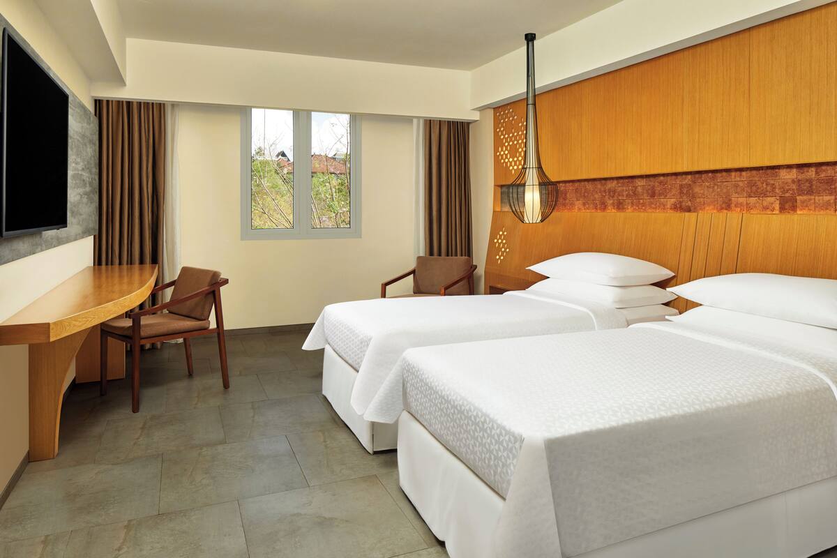 Kamar Deluks, 2 Tempat Tidur Twin, Boleh Merokok, pemandangan halaman | Minibar, brankas, meja kerja, dan tirai kedap cahaya