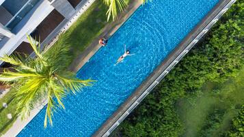 2 outdoor pools, pool loungers