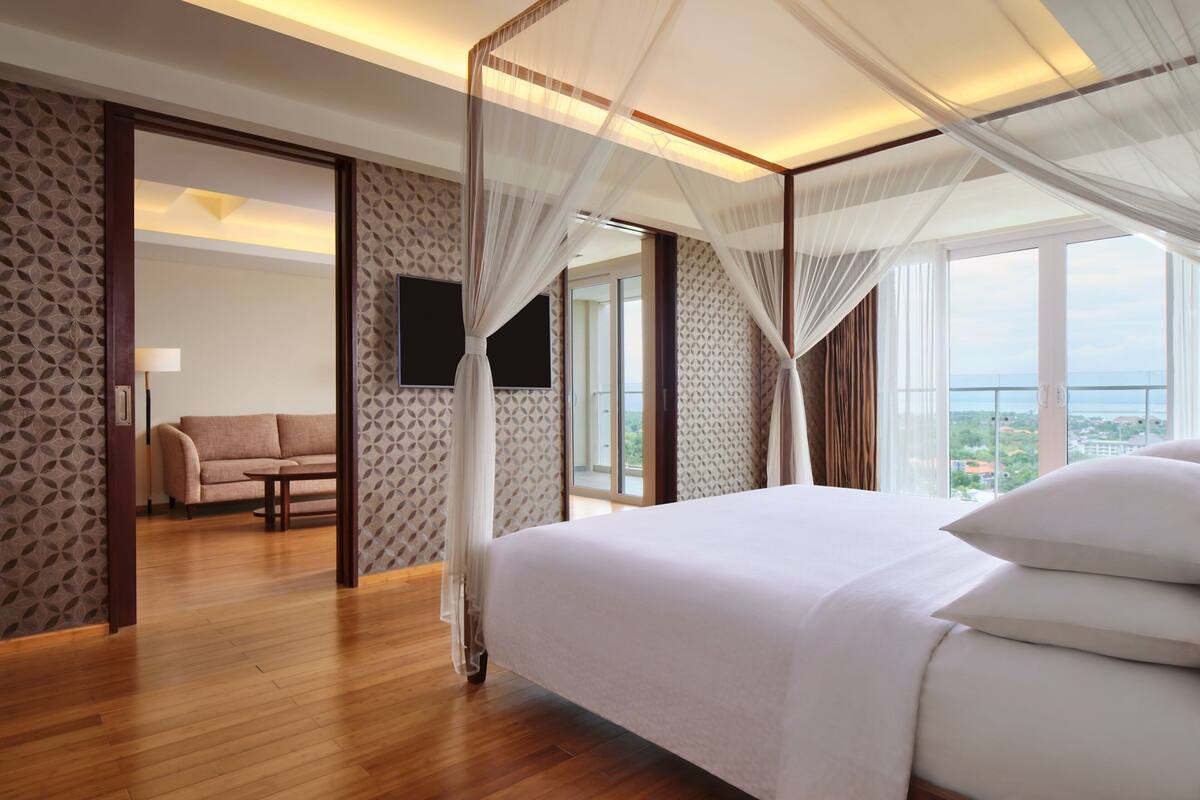 Suite, 1 kamar tidur | Minibar, brankas, meja kerja, dan tirai kedap cahaya