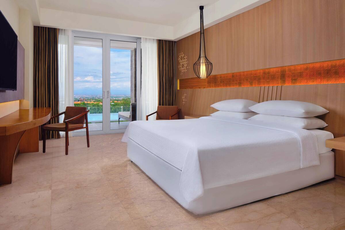 Kamar Deluks, 1 Tempat Tidur King, akses ke kolam renang | Minibar, brankas, meja kerja, dan tirai kedap cahaya