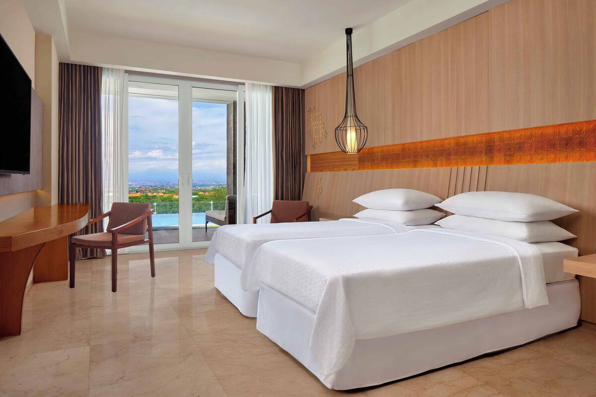 Kamar Deluks, 2 Tempat Tidur Twin, akses ke kolam renang | Minibar, brankas, meja kerja, dan tirai kedap cahaya