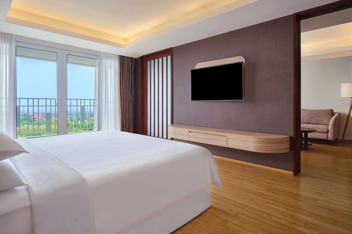 Minibar, brankas, meja kerja, dan tirai kedap cahaya