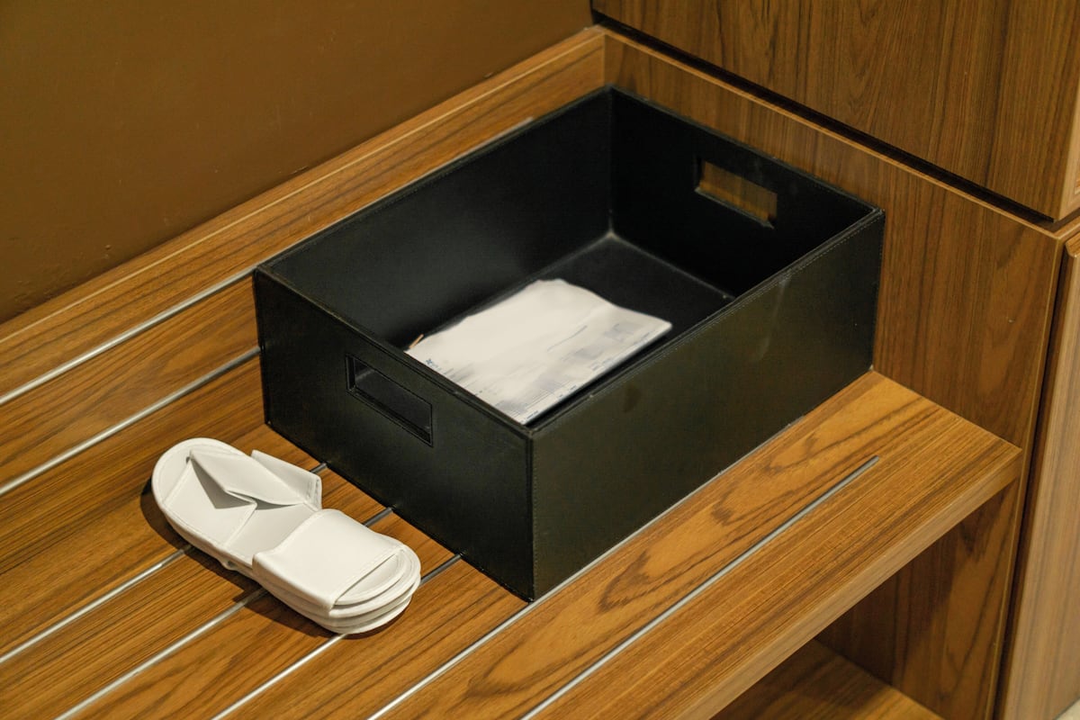 Minibar, coffres-forts dans les chambres, bureau, rideaux occultants