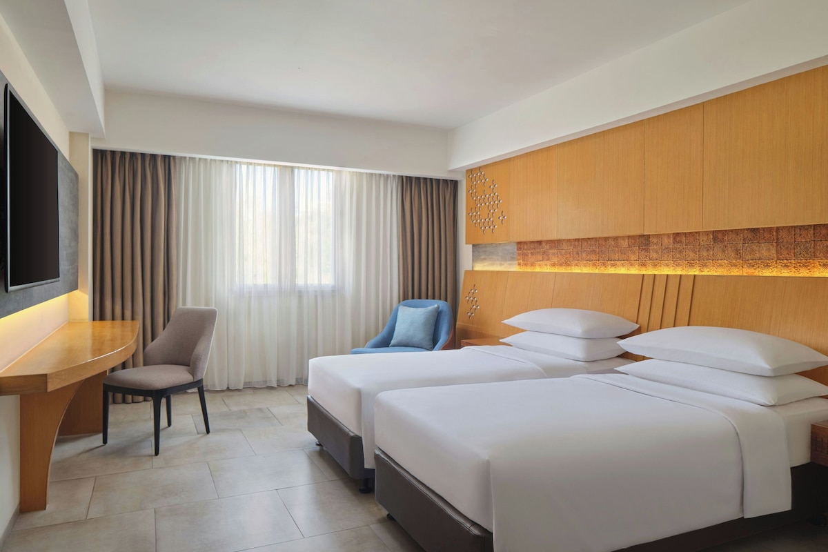 Deluxe Room, 2 Twin Beds, Smoking, Courtyard View | Minibar, in-room safe, desk, blackout drapes