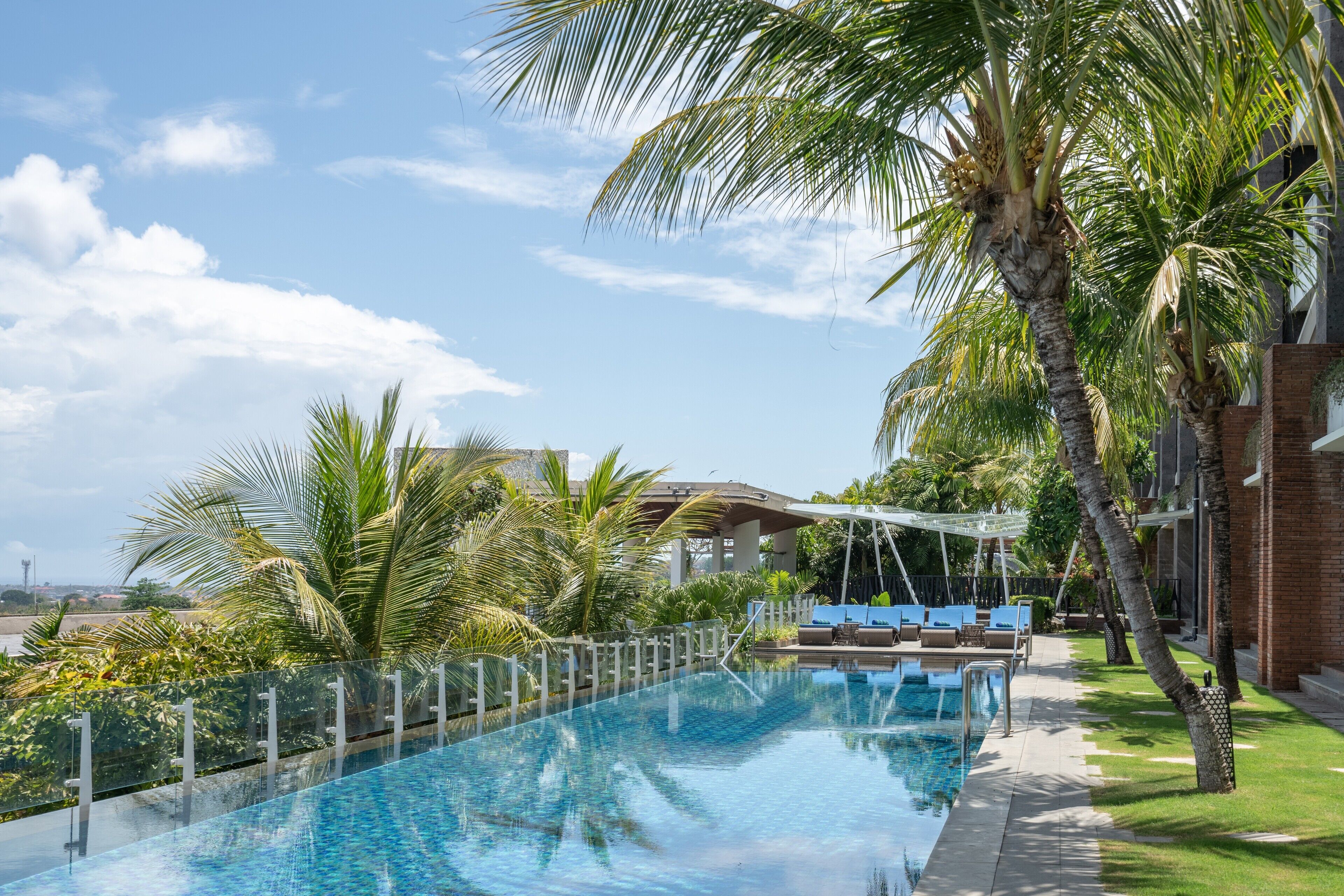 2 outdoor pools, pool loungers