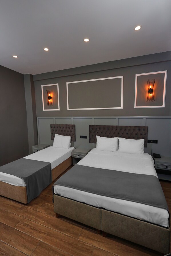 Minibar, in-room safe, desk, laptop workspace - Ortakoy Aysem Sultan Hotel (Istanbul)