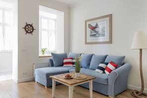 Ropa de cama hipoalergénica y caja de seguridad en la habitación 