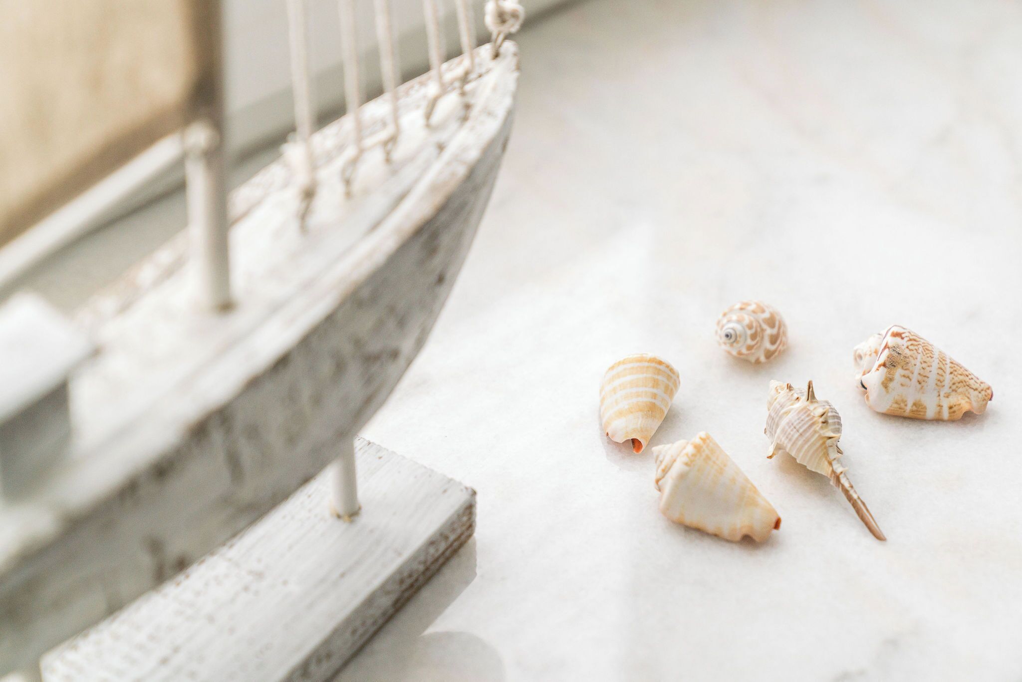 Un escalier avec des rampes et des marches blanches, menant à un étage supérieur.