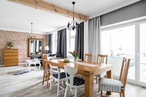 Apartment, 2 Schlafzimmer (Molo 2- 3 Baltycka Street) | Essbereich im Zimmer