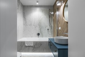Studio Apartment (Porto - 7  Czyzewskiego Street) | Bathroom | Hair dryer, towels, shampoo - Sanhaus Apartments (Sopot)