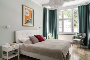 Ropa de cama hipoalergénica y caja de seguridad en la habitación 