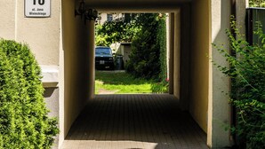 Una entrada con un arco decorativo y un cartel que indica el año 1906.