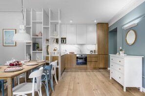 Appartamento, 1 camera da letto (Madera - 7 Czyzewskiego Street) | Angolo cottura privato | Frigorifero, piano cottura, macchina per caffè espresso