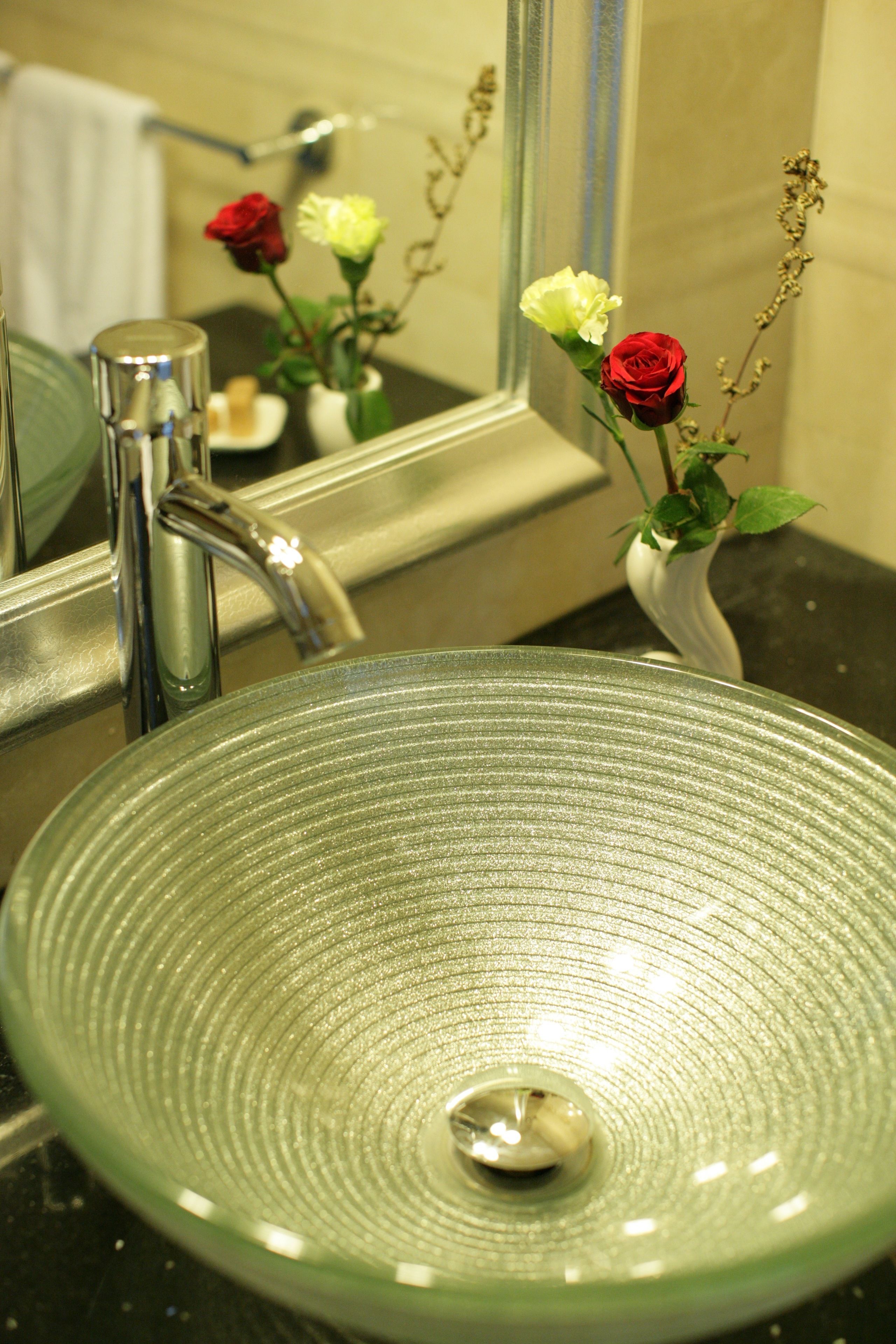 combined shower/bathtub, deep-soaking bathtub, rainfall showerhead