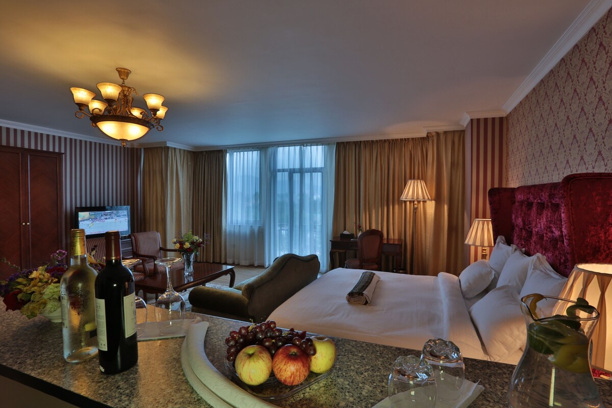 Egyptian cotton sheets, premium bedding, in-room safe, desk