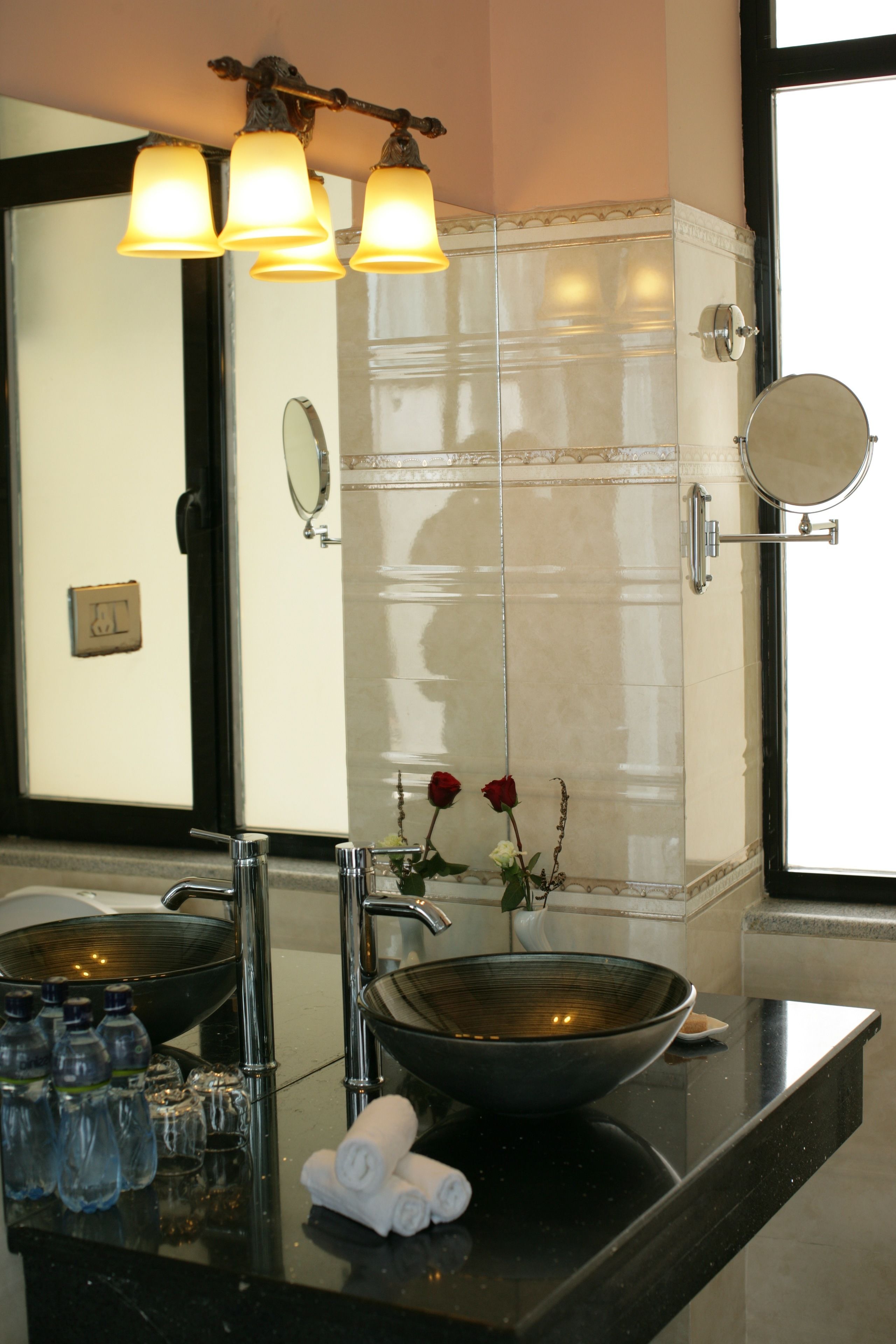 deluxe apartment | bathroom | combined shower/bathtub, deep-soaking bathtub, rainfall showerhead