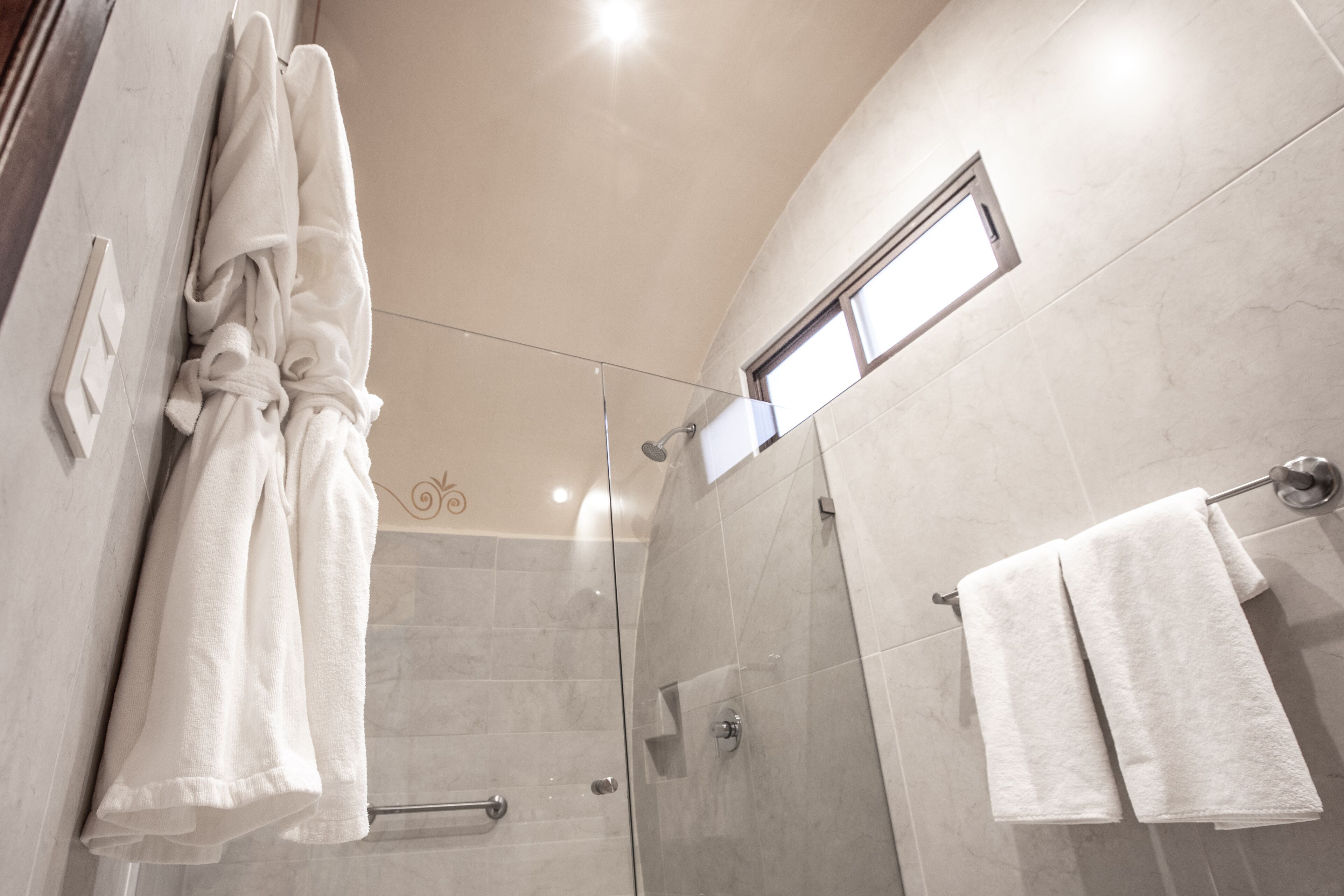 aged doble (barrica) | bathroom | shower, free toiletries, hair dryer, bathrobes