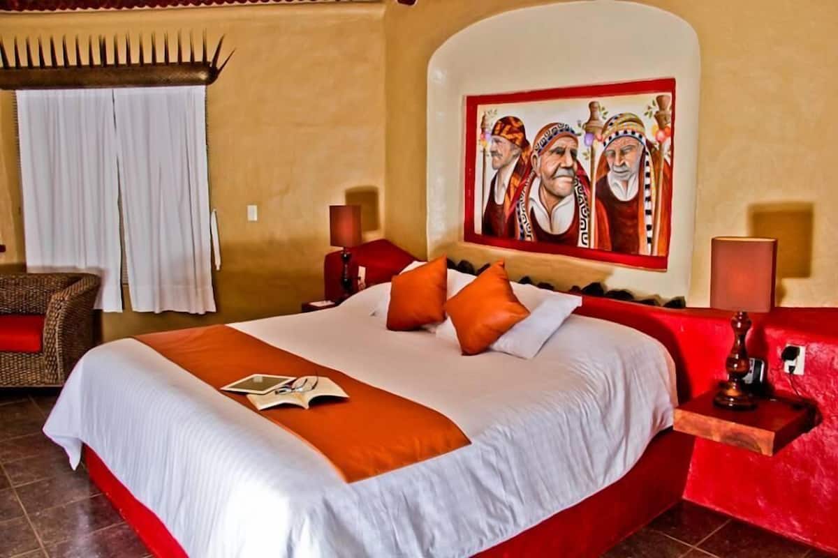 Minibar, brankas, Wi-Fi gratis, dan seprai linen