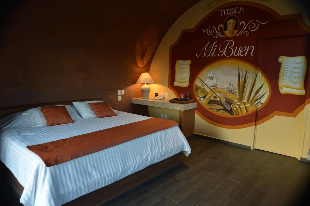 Minibar, brankas, Wi-Fi gratis, dan seprai linen