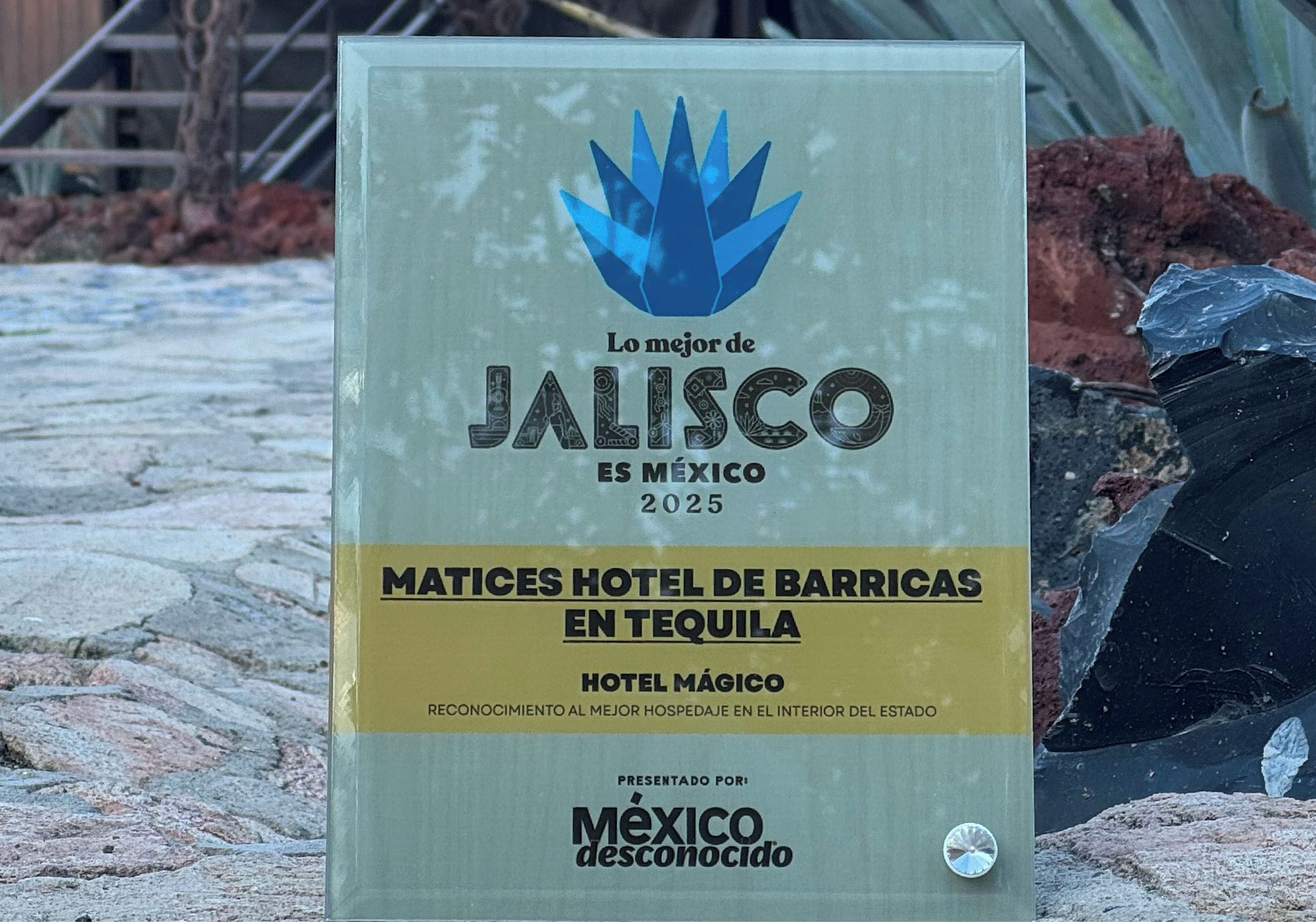 Un letrero promocional del Hotel Matices de Barricas en Jalisco, México, que destaca su reconocimiento como el mejor hotel del estado para 2025.